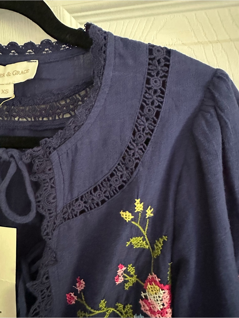 Size XS Jennifer & Grace Women’s Navy Embroidered Floral Tie-Front Blouse - Picture 7 of 11